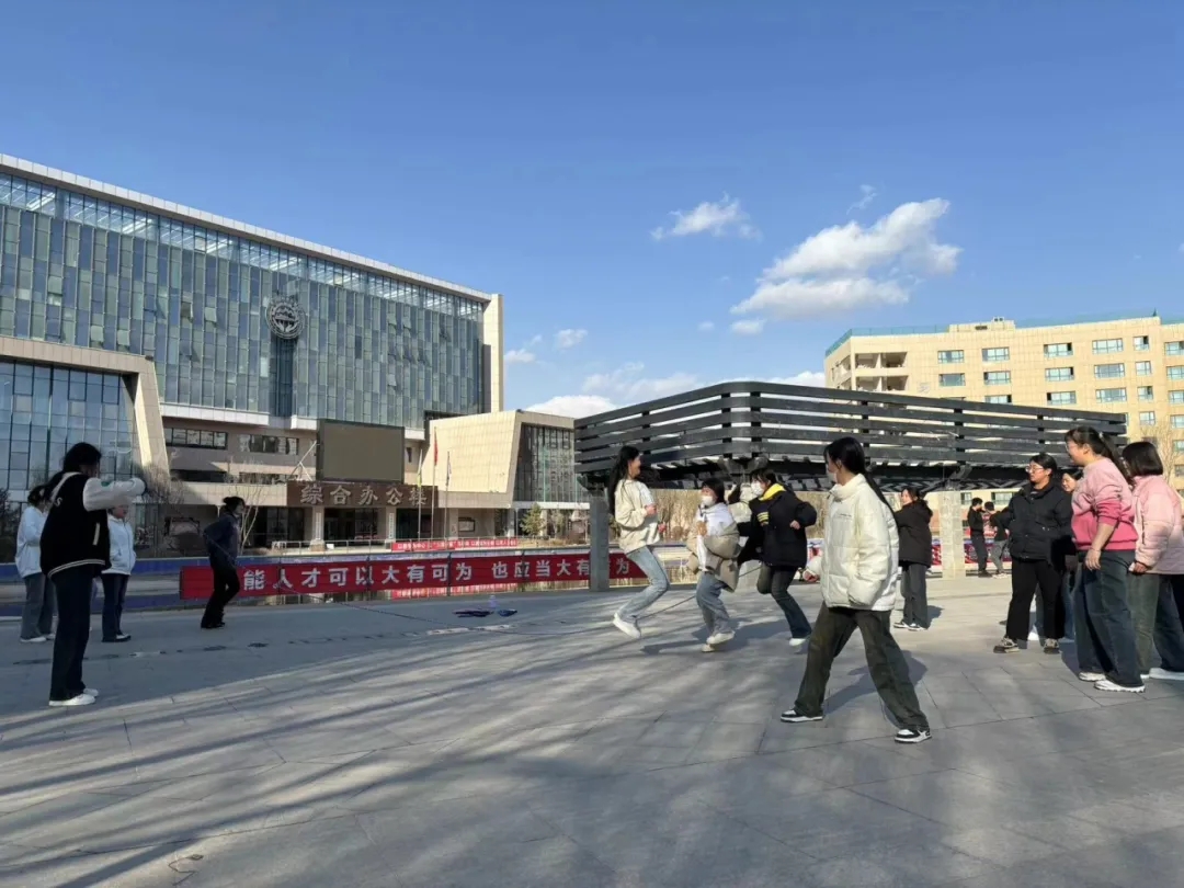 课外活动展风采 争先创优促发展----二年级开展课外艺术兴趣小组活动